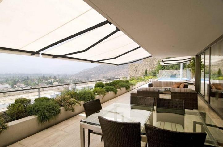 Toldo de braço com estrutura em preto: proteção solar com mais estilo Toldo de braço com estrutura em preto: proteção solar com mais estilo
