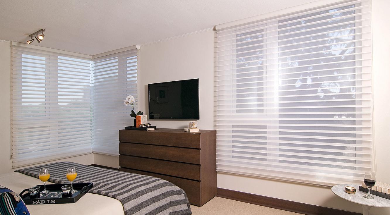 Dormitorio minimalista decorado por Elvira reyes con cortinas Silhouette